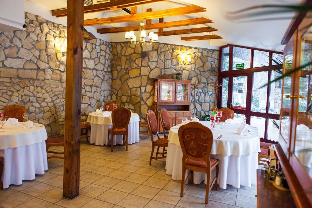 Hotel Rebajlo Pila Exterior photo
